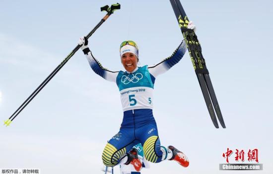 越野滑雪起源于北欧，是他们的传统优势项目。资料图为瑞典选手卡拉在平昌冬奥会女子越野滑雪7.5公里+7.5公里双追逐决赛中夺冠。