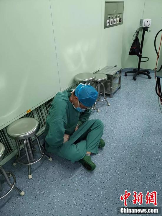 手术中结束后，朱贵军医生肾结石疼得坐在地上缩成一团 洛阳市中心医院供图