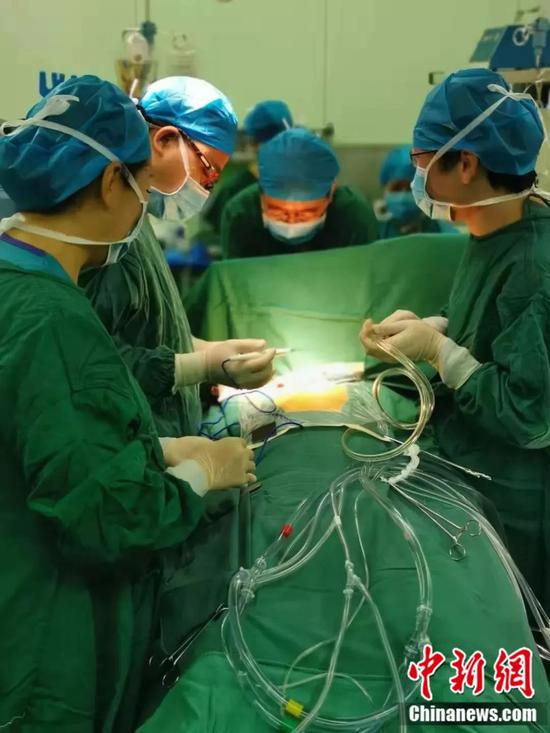 朱贵军医生和同事们在手术中  洛阳市中心医院供图