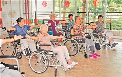 广州市老人院的老人们正在做操。