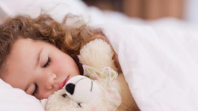 哄宝宝入睡6种方法不可取，儿科主任分享宝宝怎么睡才是最健康？