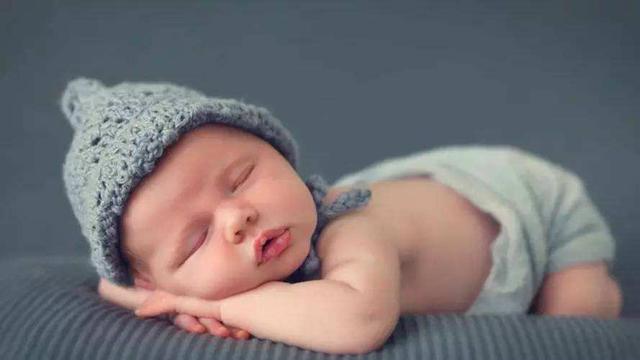 哄宝宝入睡6种方法不可取，儿科主任分享宝宝怎么睡才是最健康？