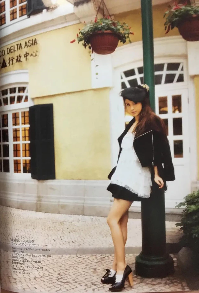 Angelababy九年前嫩模街拍曝光 打扮前卫烟熏妆秀美