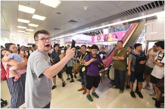 香港男教师在商场唱国歌被打 警方：正追缉3名男子