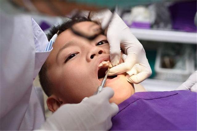 儿科医生建议：别给孩子这样吃饭，小心长出“双排牙”
