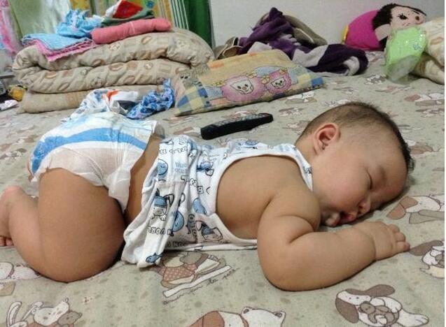 刚出生的新生儿应该怎么睡觉，有哪些注意事项？看看过来人怎么说