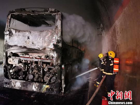 甘肃古浪县境内一大客车起火 28人被送医院