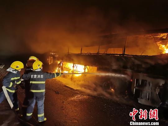 甘肃古浪县境内一大客车起火 28人被送医院