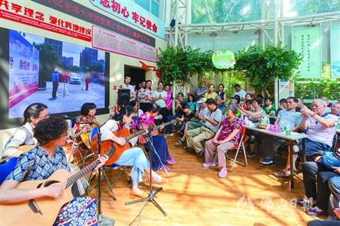 广州老年大学长者与怡景丽苑小区技能人士为大家带来吉他弹唱表演。/佛山日报记者符诗贺摄 