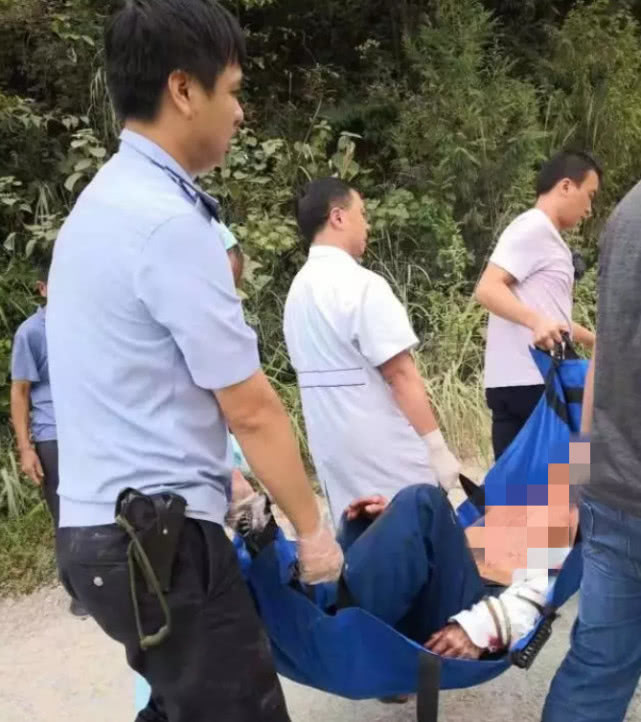 广西桂林一客车翻下山崖致3死11伤，三名过路医