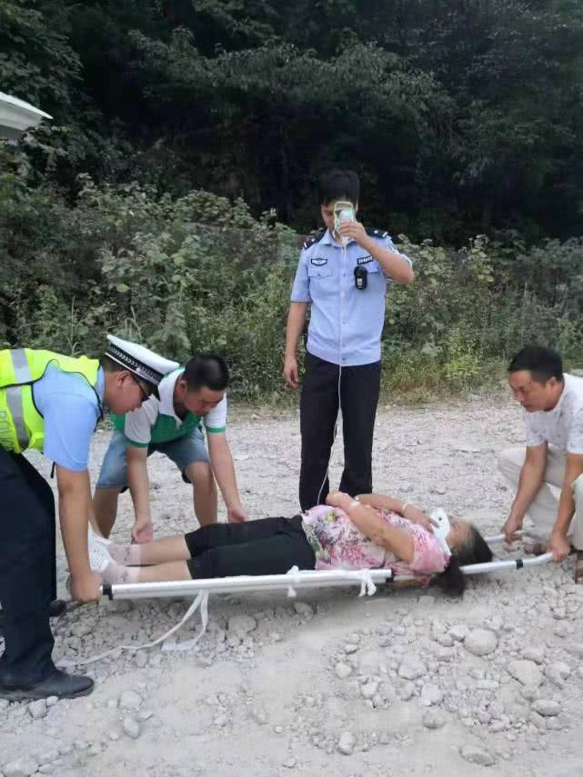 广西桂林一客车翻下山崖致3死11伤，三名过路医