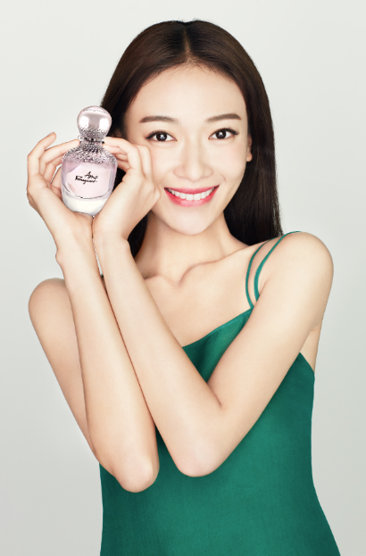 吴谨言正式成为菲拉格慕全新女士香水品牌大使