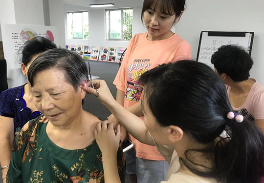 成都高新区石羊街道庆安社区开展中医耳穴学习与体验活动