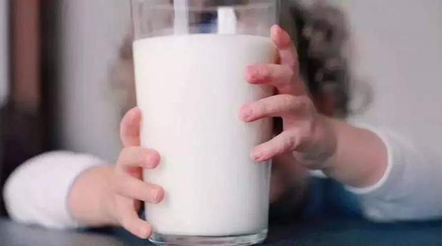 宝宝多大才能喝酸奶和牛奶？如何挑选酸奶和牛奶是关键