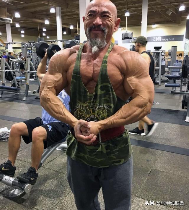 60岁老人一直坚持健身，身材强壮，犹如40岁的中年男子！