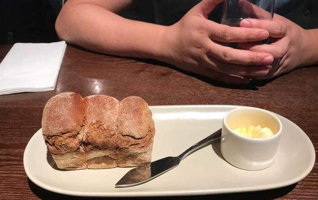 吃西餐为啥服务员会先给你一份面包？服务员：别担心，不是坑你的