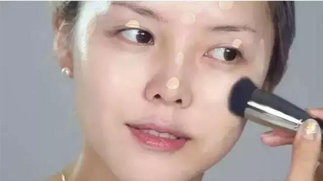 化妆小常识：气垫不要直接往脸上按，加上一步会更显自然！