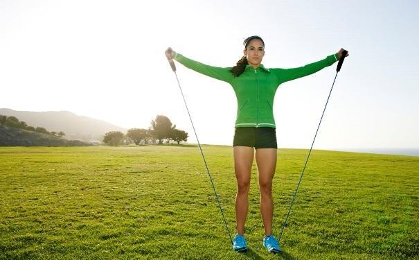 跳绳运动减脂效果极好，甚至比跑步还好，瘦身的人不要错过