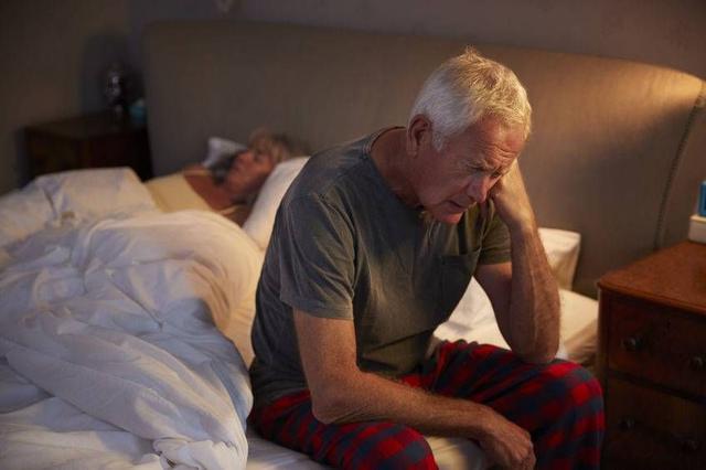 老人有5大症状，需慎重对待，这多半是老年痴呆的征兆
