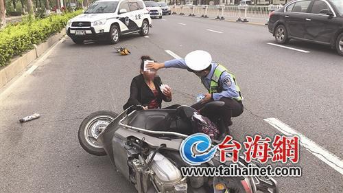 暖！女子骑车摔伤在路上 交警拦车借纸为其止血