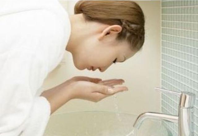 洁面可不能滥用硫磺皂，将导致水油失衡皮肤变差