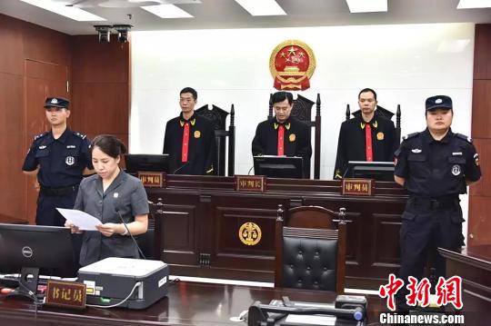 图为法院宣读执行命令现场 蒋叶青 摄
