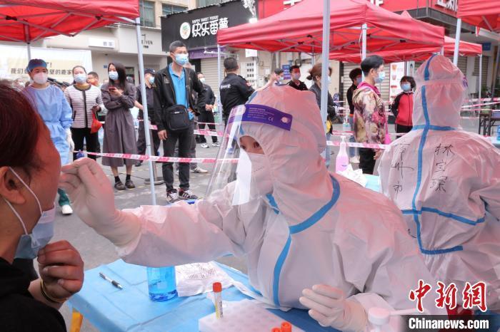 漳州市医院医务人员参与芗城区的核酸采集。　漳州市医院供图